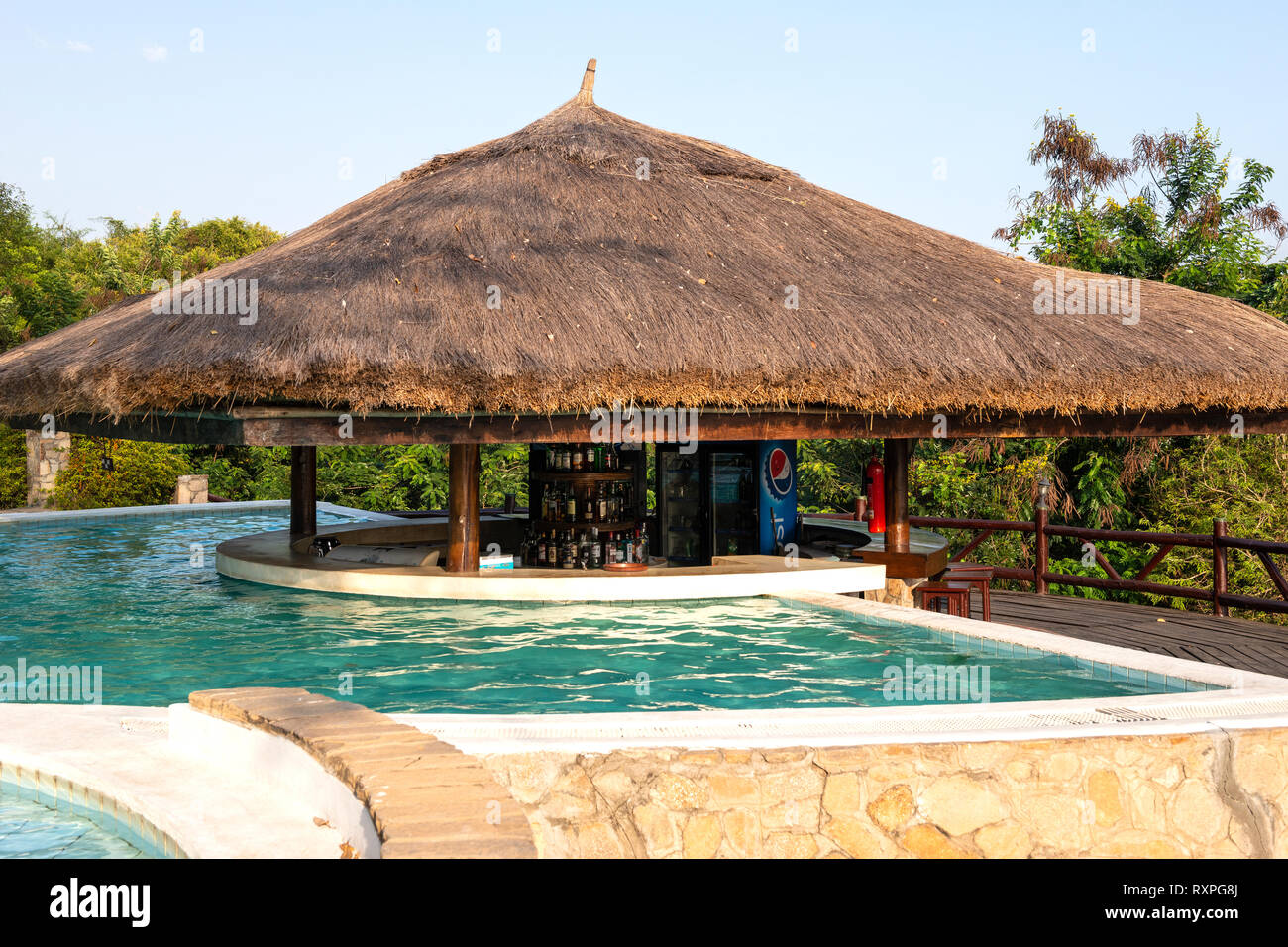 La piscina en el Paraa Safari Lodge junto al río Nilo Victoria en el Parque Nacional de Murchison Falls, en el norte de Uganda, África Oriental Foto de stock