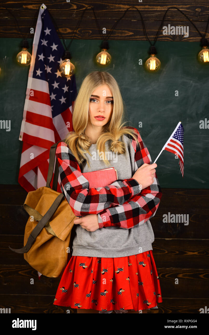 Alumno tendrá que ser dedicado y disciplinado para alcanzar sus metas. Bandera estadounidense y pizarra. Los estudiantes trabaja honestamente. Los preceptores tienen éxito Foto de stock