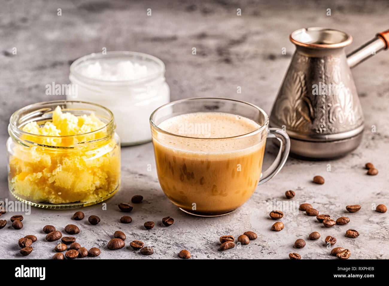 El café mezclado con ghee mantequilla y aceite de coco MCT, paleo, ceto,  bebidas desayuno cetogï¿½ica Fotografía de stock - Alamy