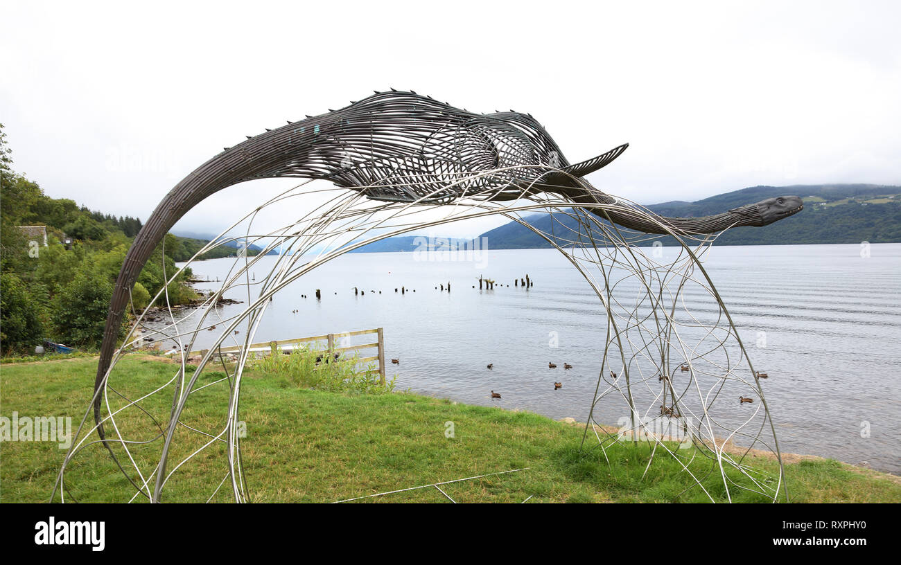 Escultura de alambre de Nessie, el monstruo del Lago Ness, detrás del Dores  Inn a orillas del Lago Ness, Escocia. La pieza fue creada por el artista  carn de pie Fotografía de