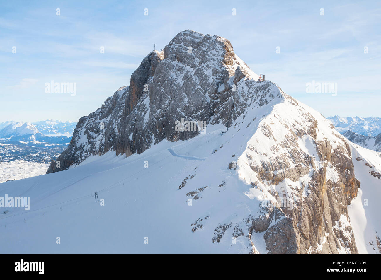 Picos de montañas cubiertos de nieve Foto de stock