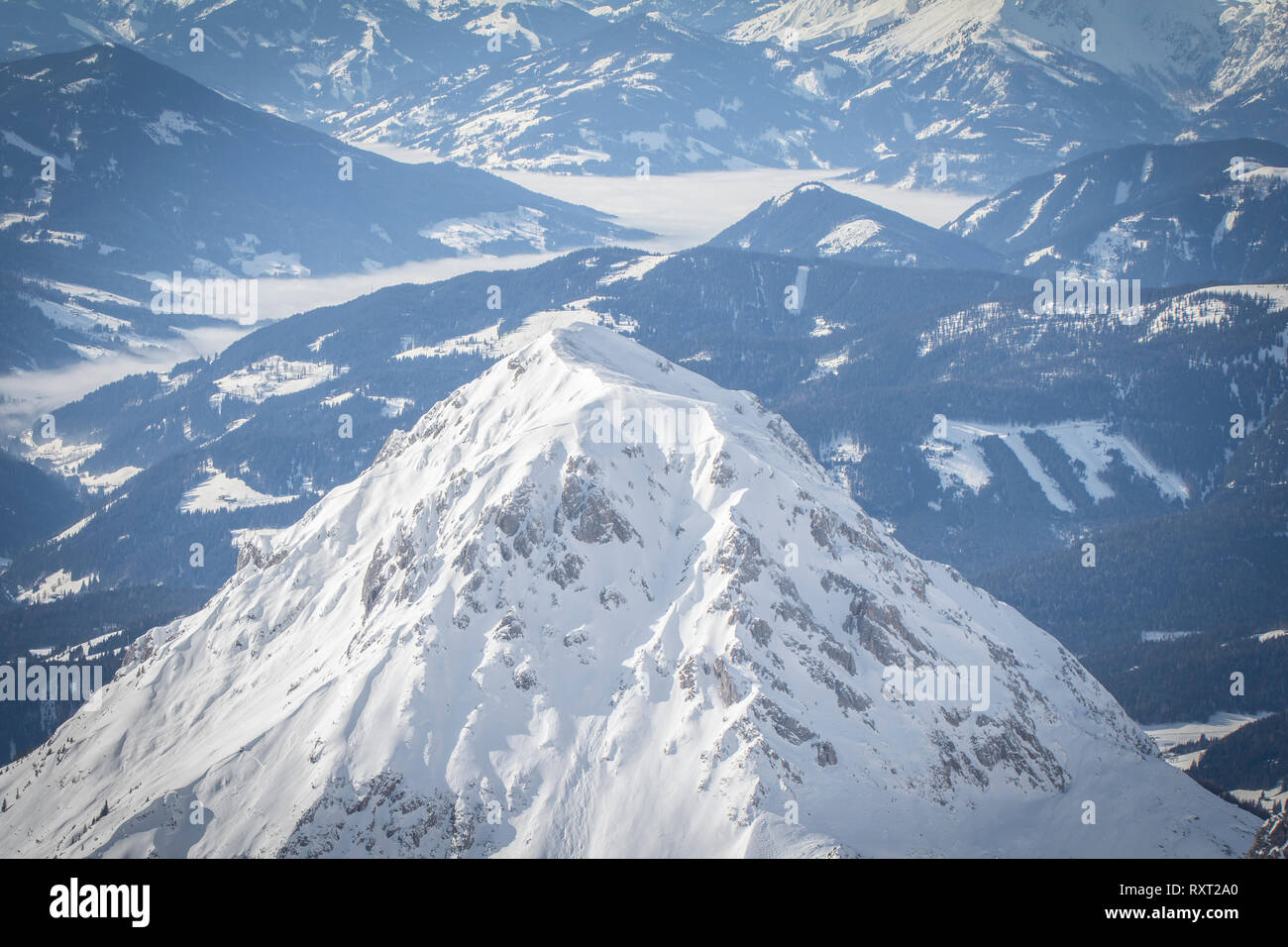 Picos de montañas cubiertos de nieve Foto de stock