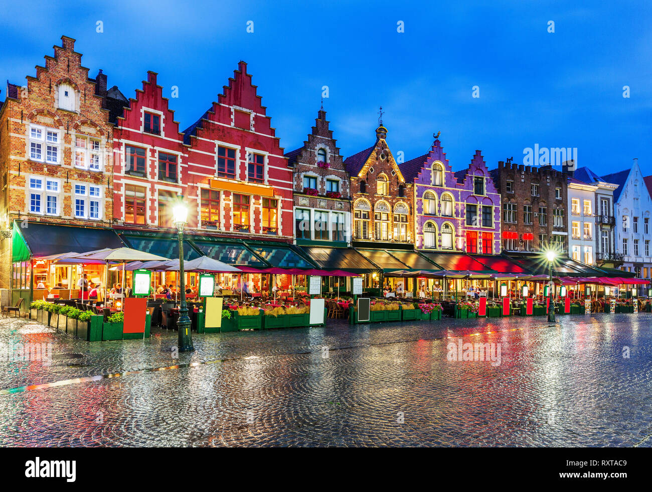Brujas, Bélgica. Por la noche la plaza Grote Markt. Foto de stock