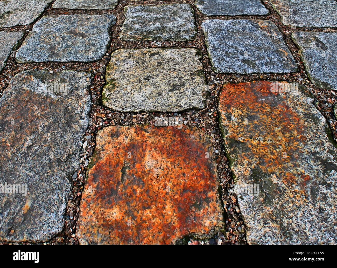 Vista de cerca de diferentes perspectivas sobre las superficies del suelo empedrado tomadas en el norte de Alemania calles Foto de stock