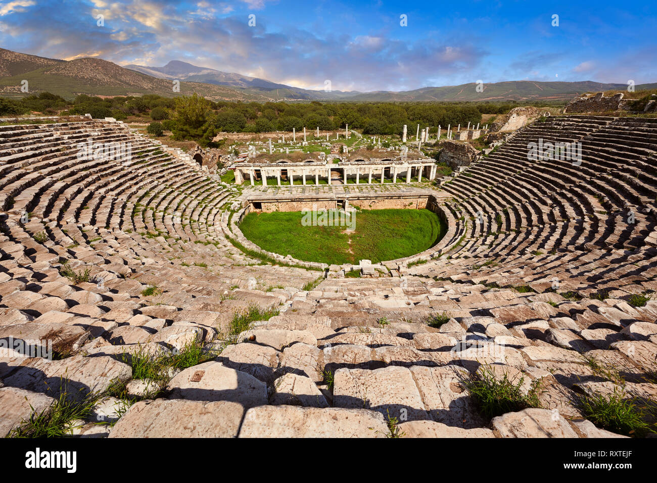 Teatro Romano de Afrodisia dedicado a Afrodita y la gente de la ciudad por Julius Zoilos en la segunda mitad del siglo I A.C. Más de 8000 asientos pe Foto de stock