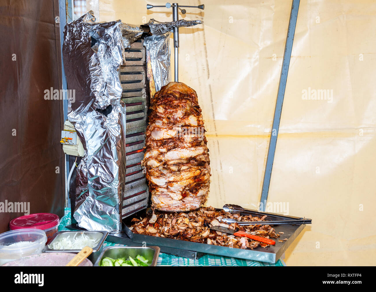 La comida rápida tradicional turco doner kebab de carne en un asador  giratorio. Shawarma es uno de los más populares de la comida rápida  Fotografía de stock - Alamy