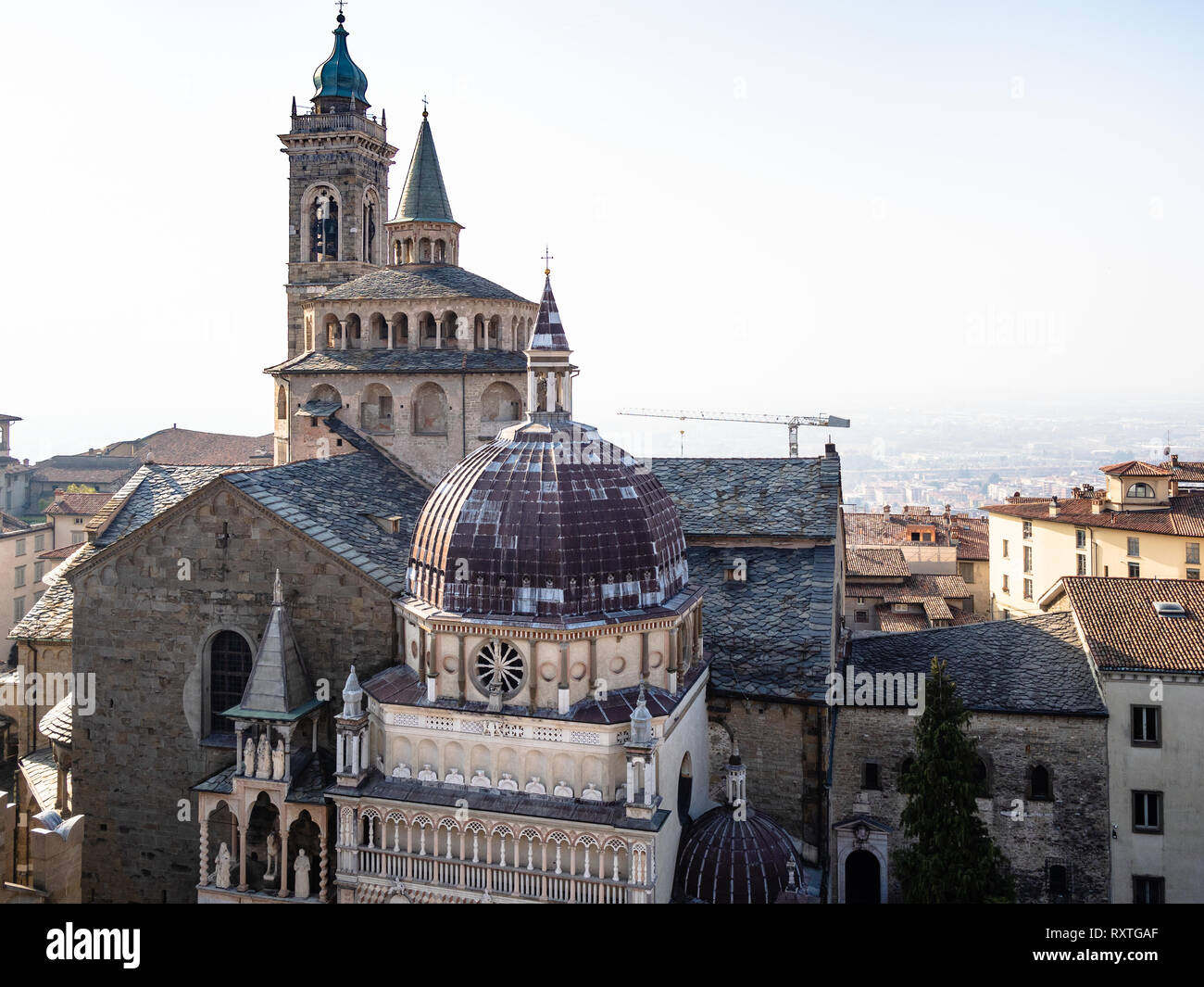 Viajar a Italia - encima de la vista de las cúpulas de la Basílica de Santa Maria Maggiore y la Cappella Colleoni en Piazza Duomo de Campanone (Torre Cívica) bell remolcar Foto de stock