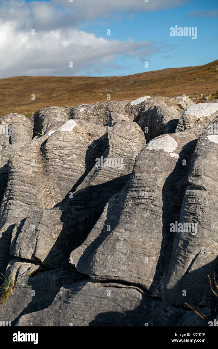 Capeado erosionado doloarenitos / formación rocosa del pavimento de piedra caliza, Strath Suardal SEIC Broadford, Isla de Skye, Escocia, Reino Unido. Foto de stock