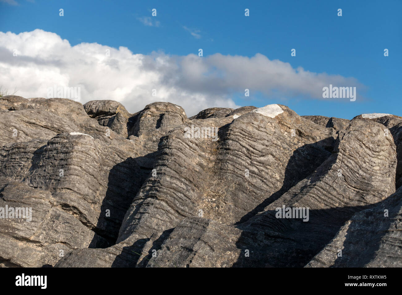 Capeado erosionado doloarenitos / formación rocosa del pavimento de piedra caliza, Strath Suardal SEIC Broadford, Isla de Skye, Escocia, Reino Unido. Foto de stock