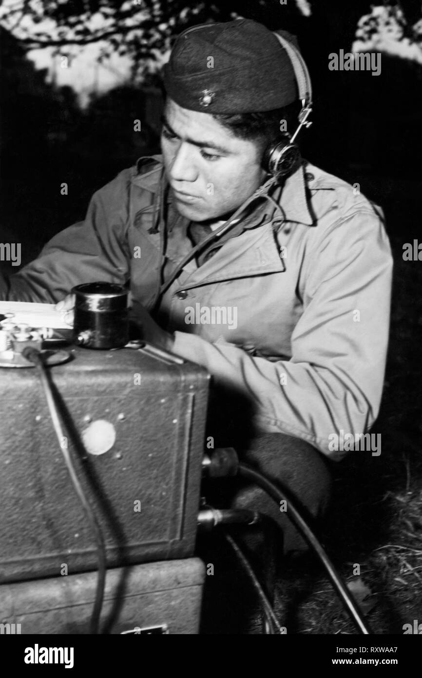 Lector de código Navajo Lloyd Corporal Oliver opera un campo radio estando conectado a un regimiento de artillería de Marina en el Pacífico Sur durante la Segunda Guerra Mundial el 7 de julio de 1943. Oliver corporal también era un francotirador y un reconocido scout. Foto de stock