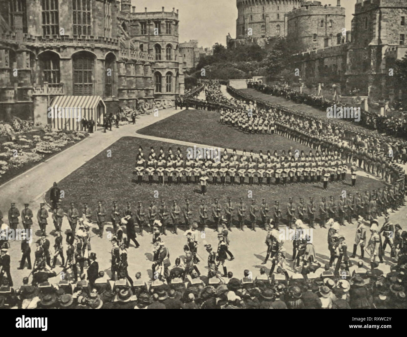 La procesión fúnebre del Rey Eduardo VII sobre la base del Castillo de Windsor. 1910 Foto de stock