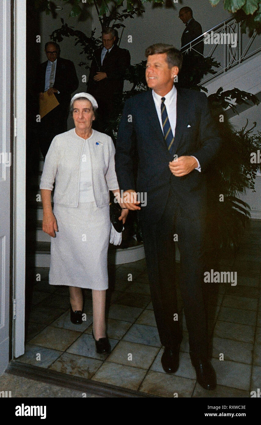 El Presidente John F. Kennedy se reúne con el Ministro de Relaciones Exteriores de Israel, Golda Meir, diciembre de 1962 Foto de stock
