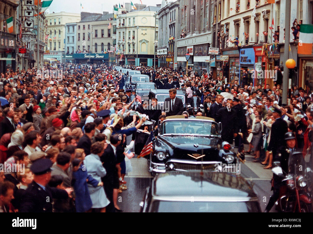 John Kennedy, Presidente de los Estados Unidos, la caravana en Patrick Street, Cork, Irlanda el 28 de junio de 1963 Foto de stock