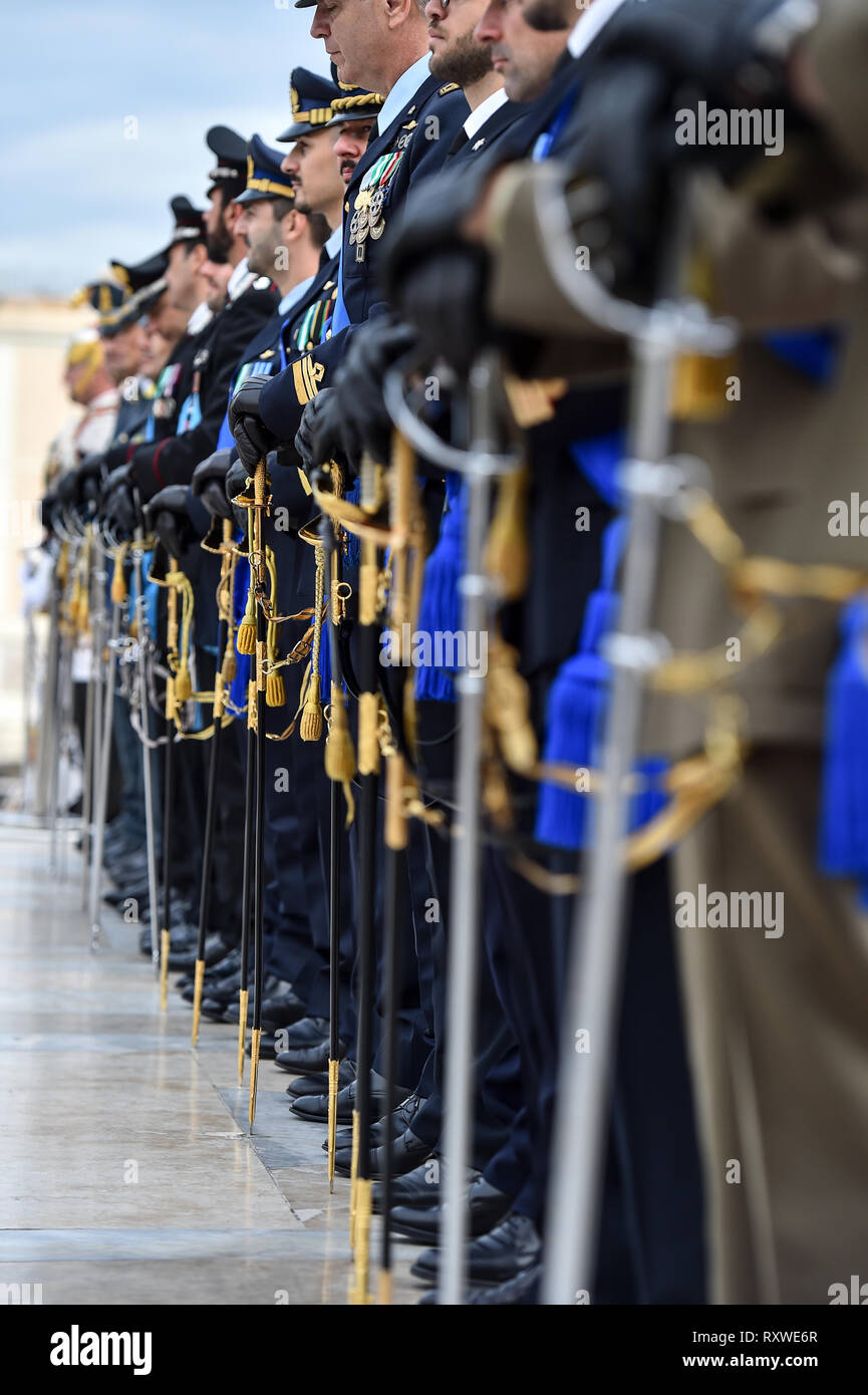 Roma, Italia - 16 de octubre de 2018: soldados de la guardia nacional de Italia de honor durante una ceremonia militar en el Altar de la patria en Roma. Foto de stock