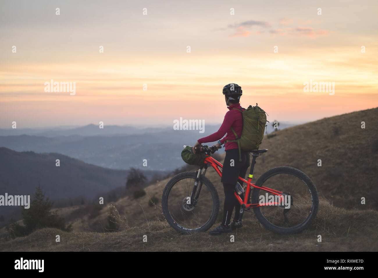PRAHOVA/RUMANIA - Octubre 28, 2018: Otoño paisaje montañoso a caballo con una bicicleta de montaña equipada con bolsas de viaje. Foto de stock