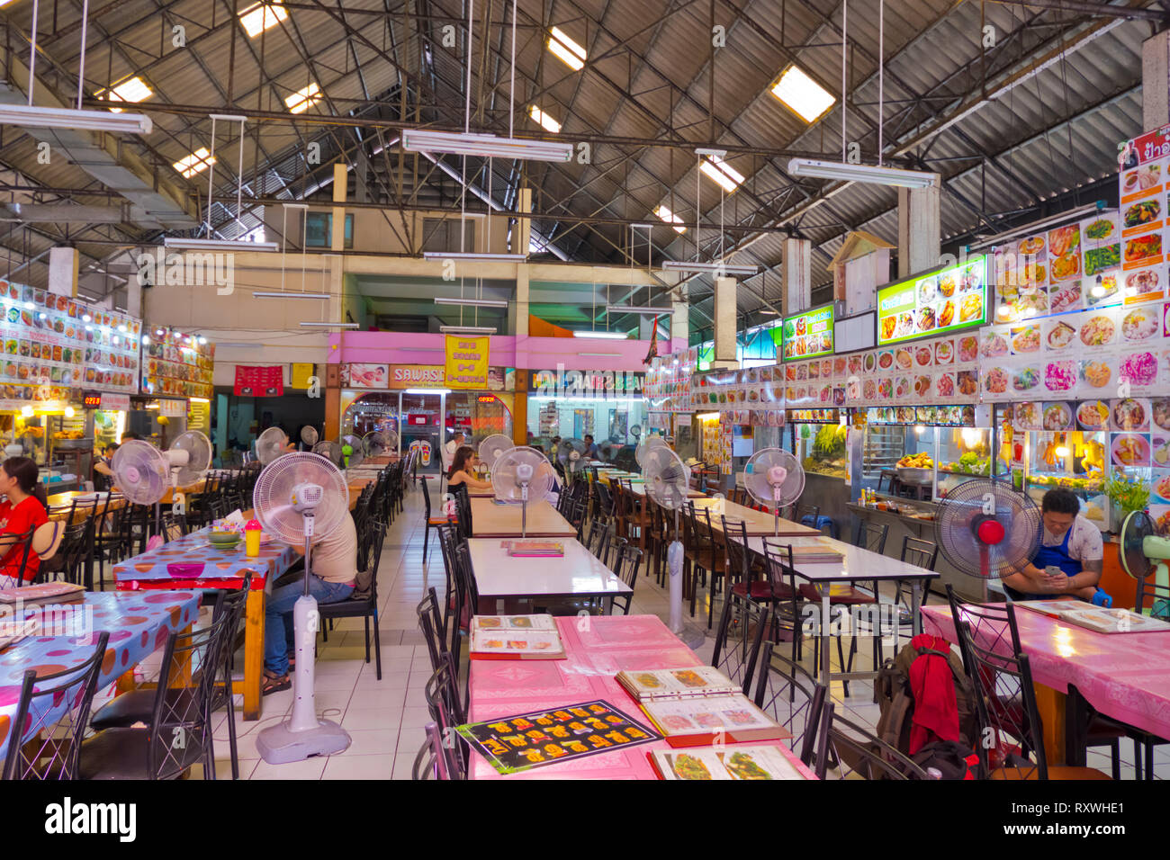 Food Hall, Central Road, Pattaya, Tailandia Foto de stock