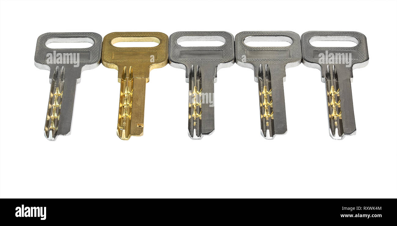 Cinco claves en una fila sobre un fondo blanco aislado closeup Foto de stock