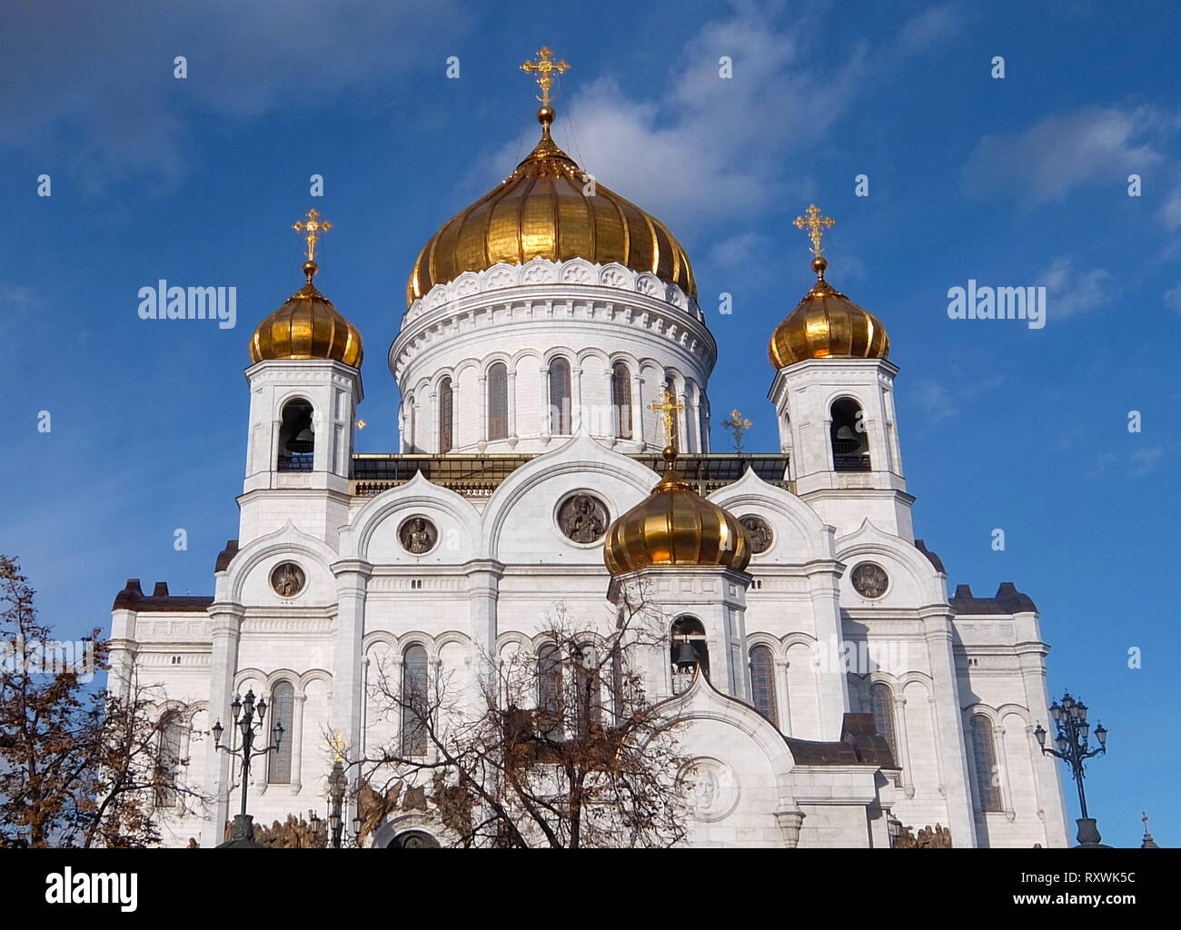 Templo de Cristo Salvador de Moscú. La Catedral de Cristo el Salvador,  Catedral Ortodoxa Rusa en Moscú, Rusia, en la orilla norte del río Moskva,  a unos pocos cientos de metros al