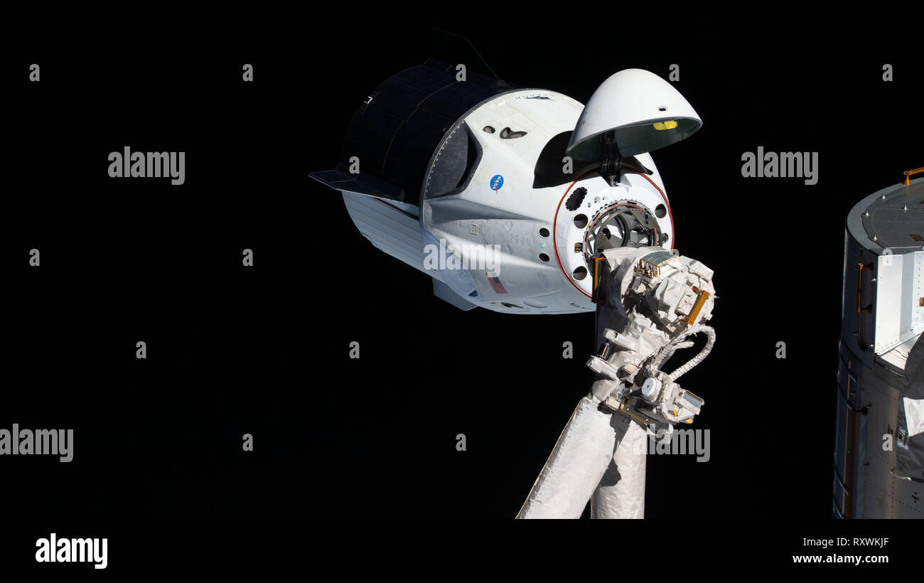 No Tripulado de la cápsula de la tripulación comercial Dragon SpaceX muelles con el módulo de armonía en la Estación Espacial Internacional el 4 de marzo de 2019 en la órbita de la tierra. La prueba de vuelo de las naves espaciales no tripuladas a la Estación Espacial Internacional es la primera prueba de la tripulación comercial y el comienzo de una nueva era para los viajes espaciales de la NASA. Foto de stock