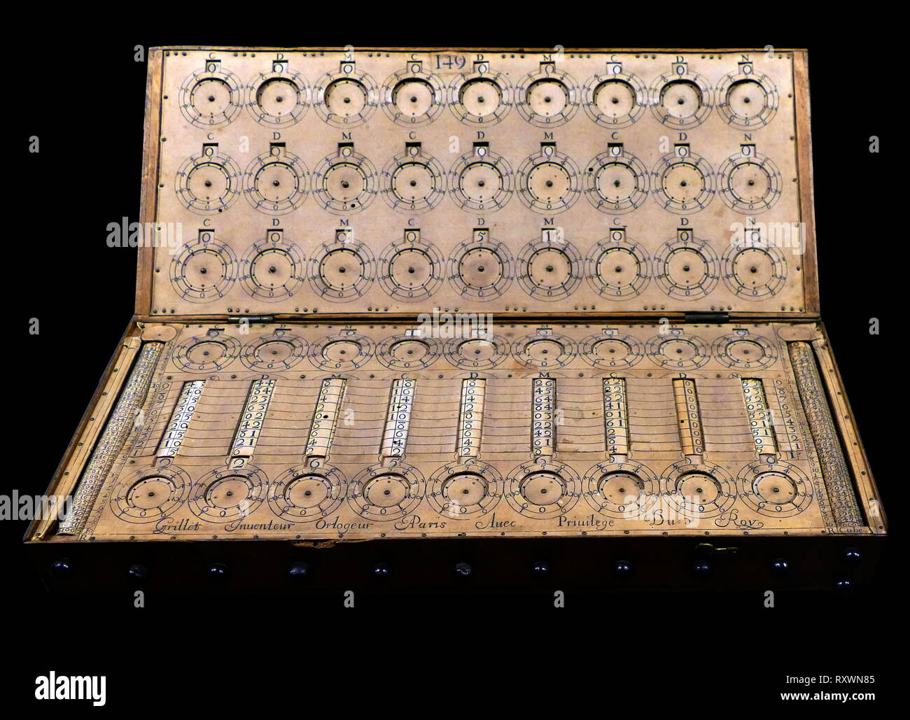 René Grillet de Roven, fue un mecánico francés y relojero quien diseñó esta  máquina de calcular mecánica en el siglo XVII. Grillet vinieron de Rouen en  el noroeste de Francia, la capital
