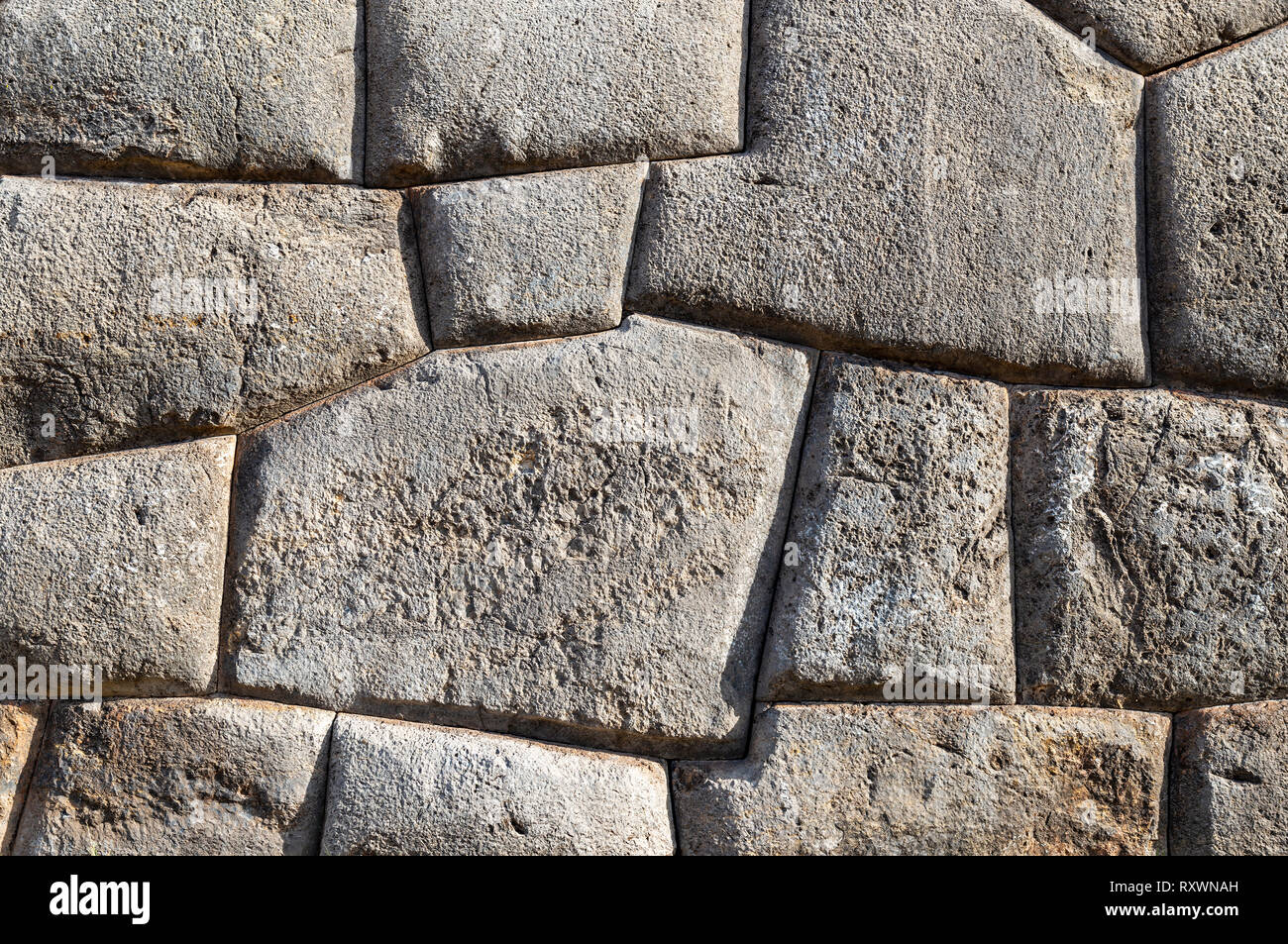Rocas de granito y la mampostería inca más finas de la civilización Inca con un muro inca en el parque arqueológico de Sacsayhuaman, la ruina de la ciudad de Cusco, Perú. Foto de stock