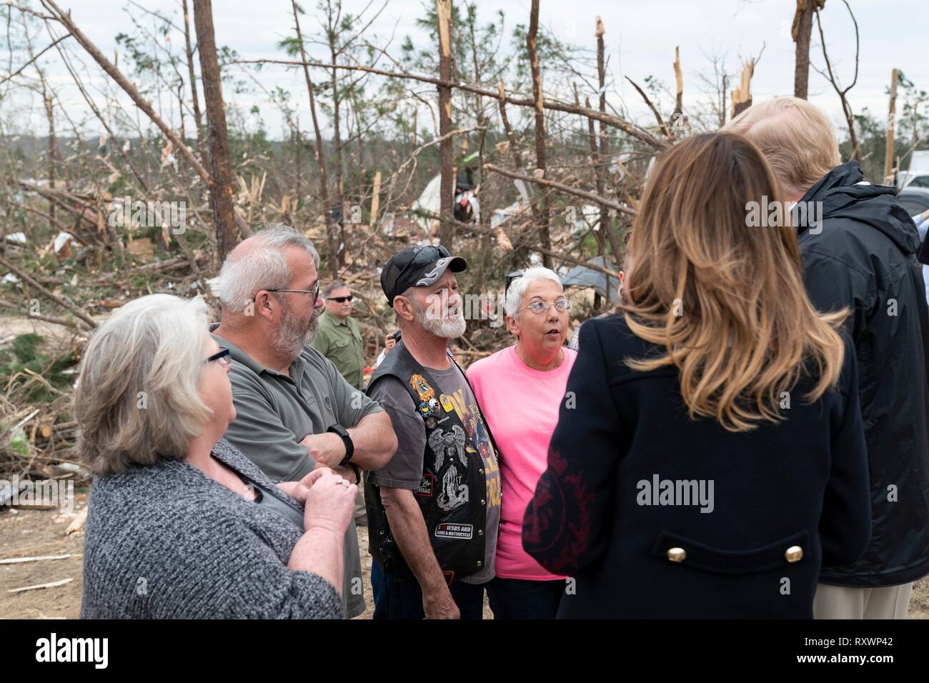 La Primera Dama de EE.UU. Melania Trump y presidente Donald Trump reunirse con víctimas de un masivo tornado Marzo 8, 2019 en Lee County, Alabama. La región fue azotada por un tornado el 3 de marzo, matando a 23 personas. Foto de stock