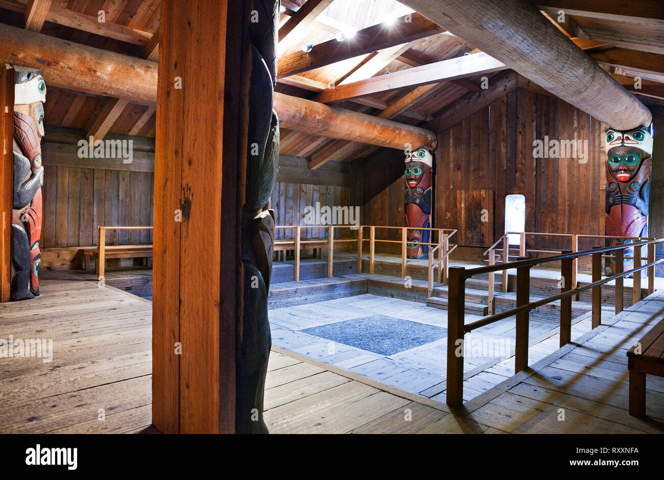 Réplica del sureste de Alaska clan o casa comunitaria que habría servido como viviendas para varias familias de la misma estirpe. Totem Bight State Historical Park, Ketchikan, Alaska, EE.UU. Foto de stock
