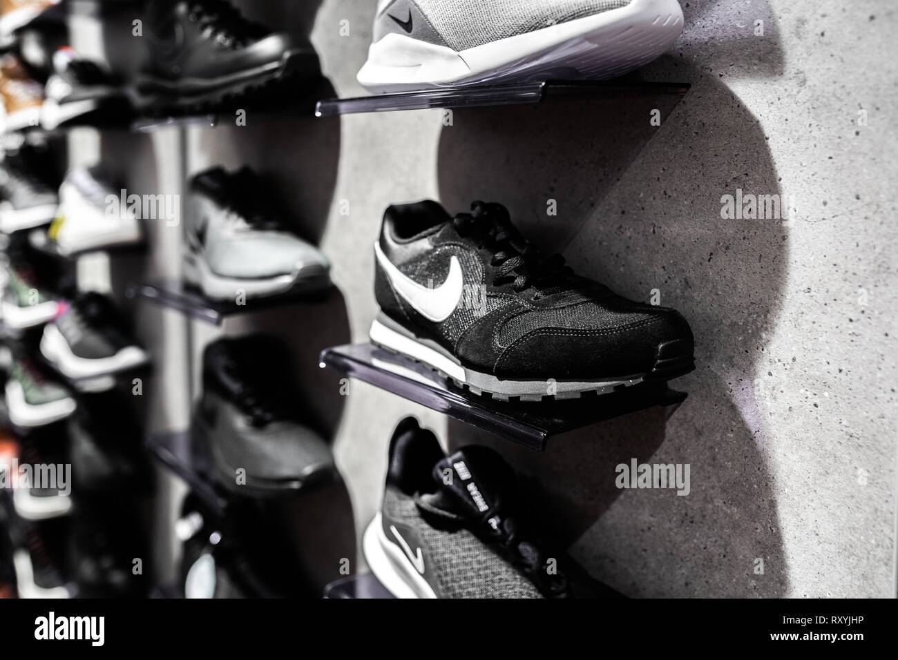 Intrusión Destierro aritmética Nurmberg, Alemania - 27 de febrero de 2019: el hombre negro NIKE zapatillas  sobre la shell en la tienda. Moda calzado zapatos. Cerrar foto deporte  concepto Fotografía de stock - Alamy