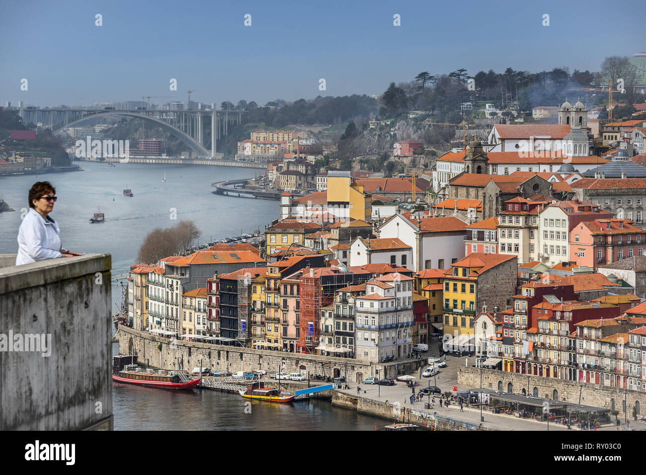 Mirando a través de la Ribera del Duero a Riberia en Porto Portugal Foto de stock