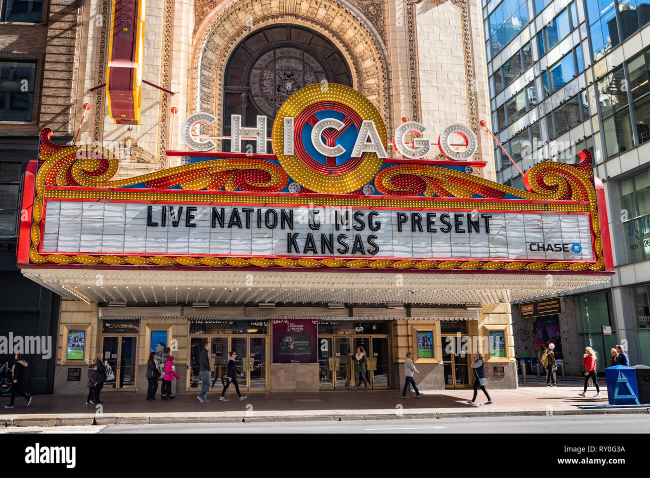 Chicago, Estados Unidos - 13 de octubre de 2018 : signo icónico en el  Chicago Theatre de Chicago. El teatro abrió sus puertas en 1921 y fue  renovado en el 1980. Este signo Fotografía de stock - Alamy