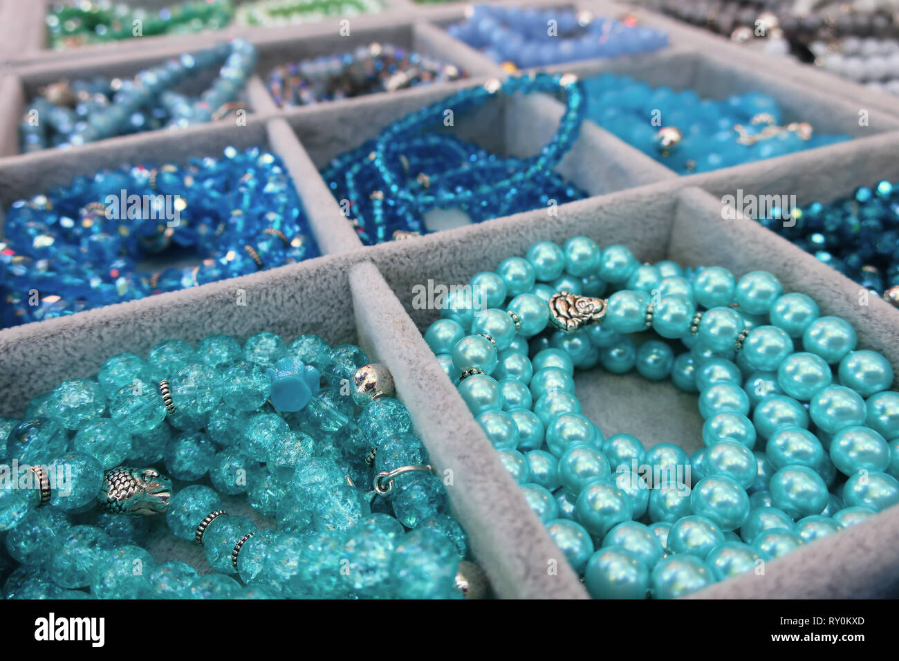 Joyería artesanal de color azul con perlas brillantes Foto de stock