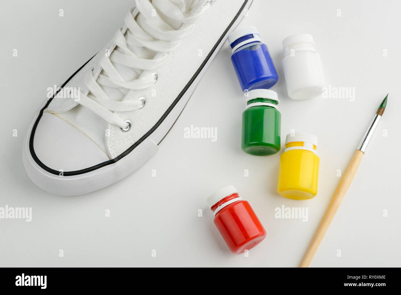 Zapatillas de Deporte, la pintura y el pincel Fotografía de stock - Alamy