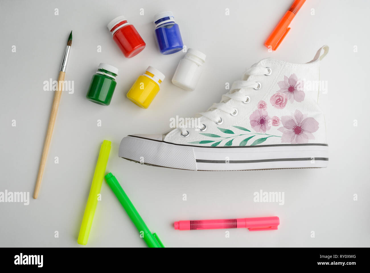 Zapatillas de lona con flores pintadas Fotografía de stock - Alamy
