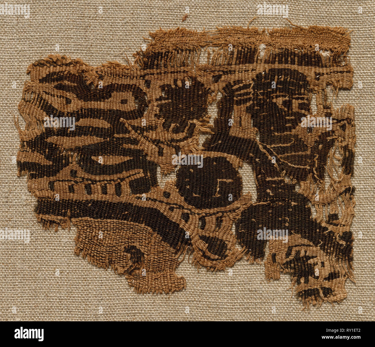 Fragmento, parte del ornamento de una prenda de vestir, 500s. Egipto,  período bizantino del siglo VI a. Tapestry (originalmente inwoven atigrado  en tierra); lino y lana; total: 8 x 9,9 cm (3