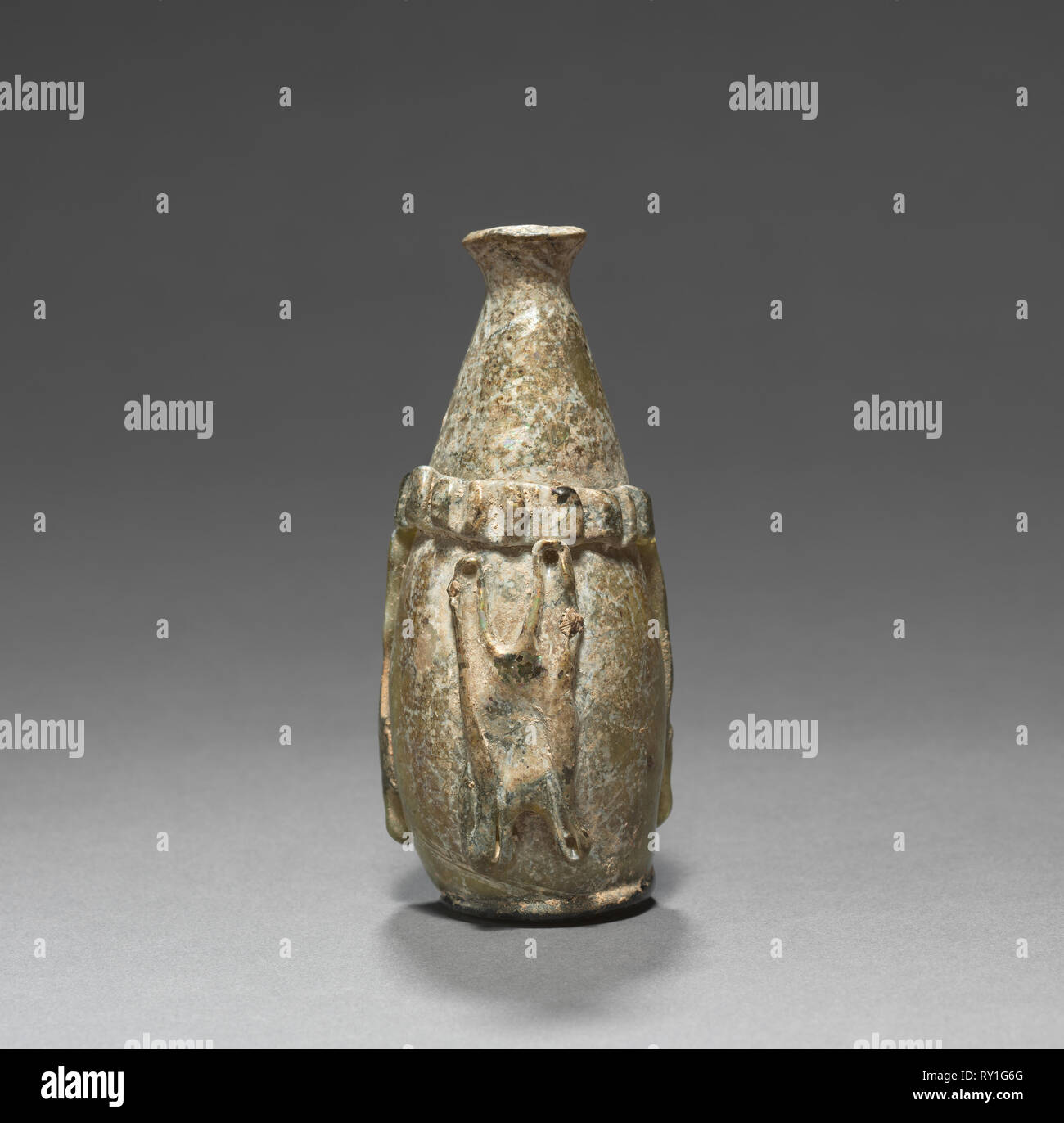 Botella, 7ª-9ª siglo. Principios Islámicos, Mediterráneo Oriental. Vidrio; total: 10,5 cm (4 1/8 pulg. Foto de stock