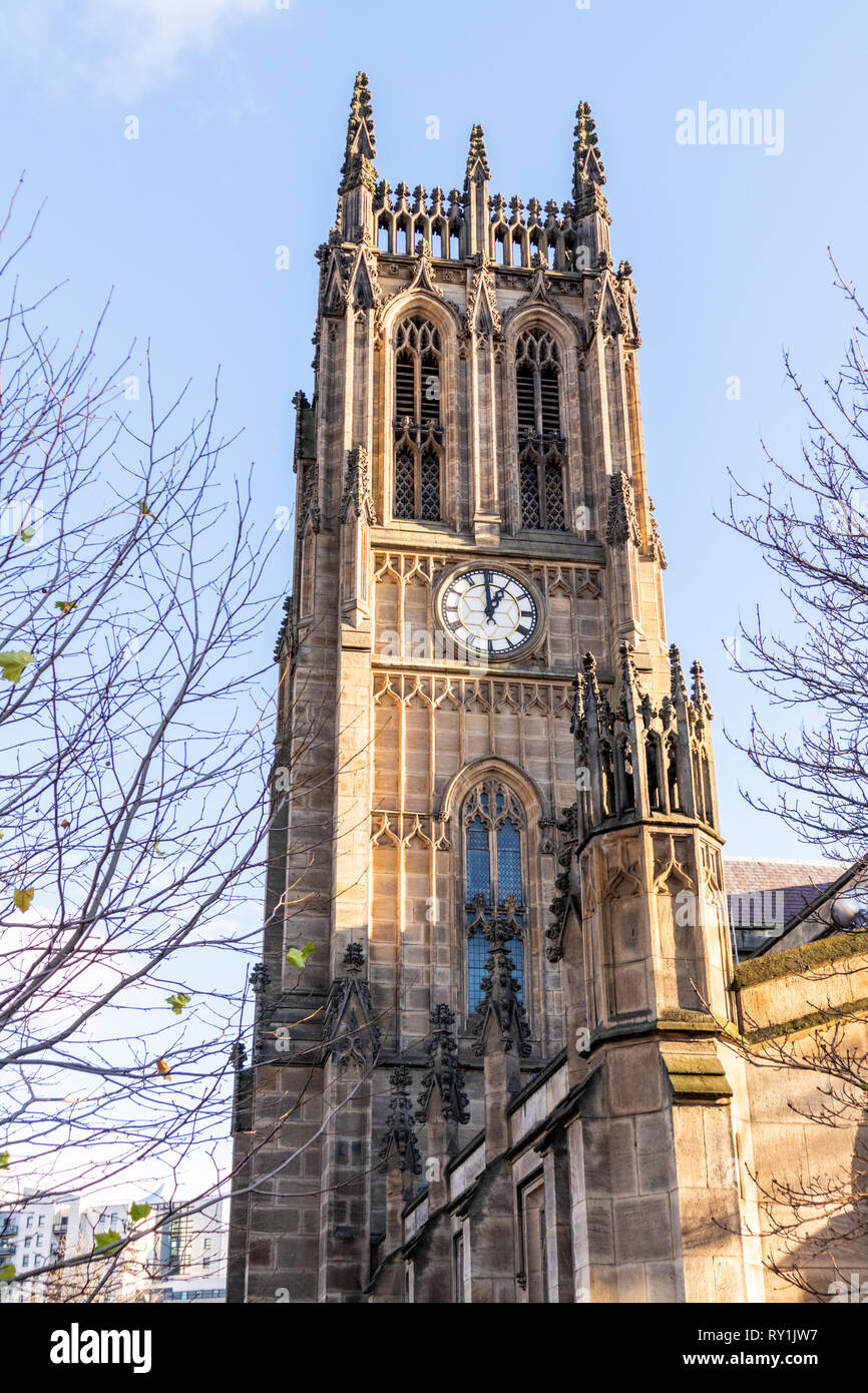 La torre de la Catedral de Leeds (la catedral y la iglesia parroquial de San Pedro en Leeds) antigua iglesia parroquial de Leeds, Leeds, West Yorkshire Foto de stock