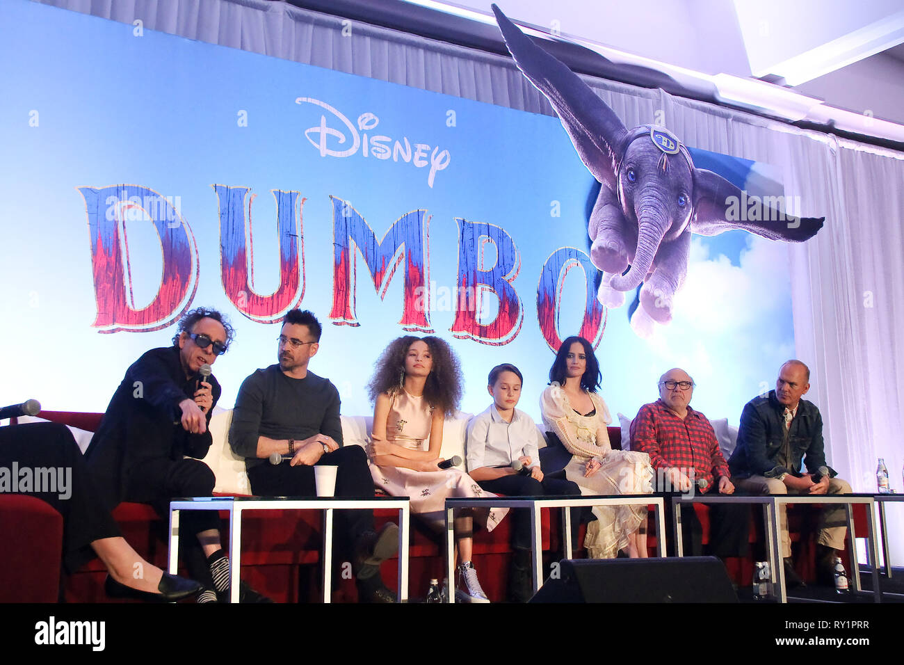 Tim Burton, Colin Farrell, Nico Parker y cast 03/10/2019 'Dumbo'  conferencia de prensa celebrada en el Beverly Hilton Hotel de Beverly  Hills, CA. Foto por Kazuki Hirata / HNW / PictureLux Fotografía