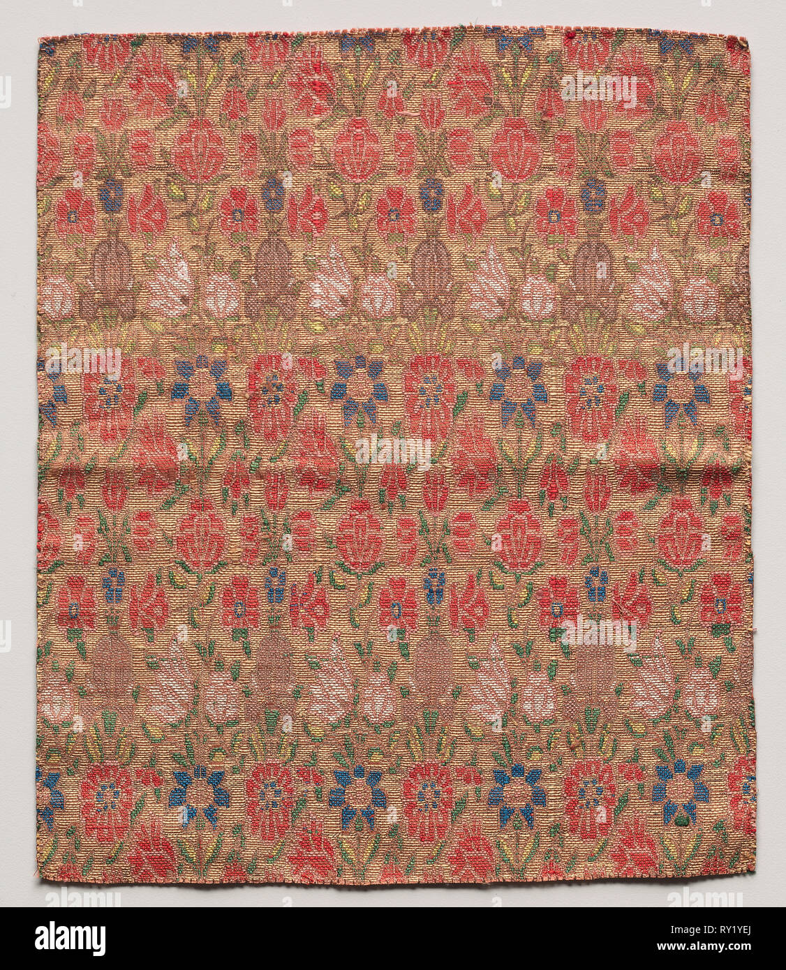 Fragmento, 1700. Irán, siglo XVIII. Lampas tejer; total: 24,8 x 21 cm (9 3/4" x 8 1/4" Foto de stock