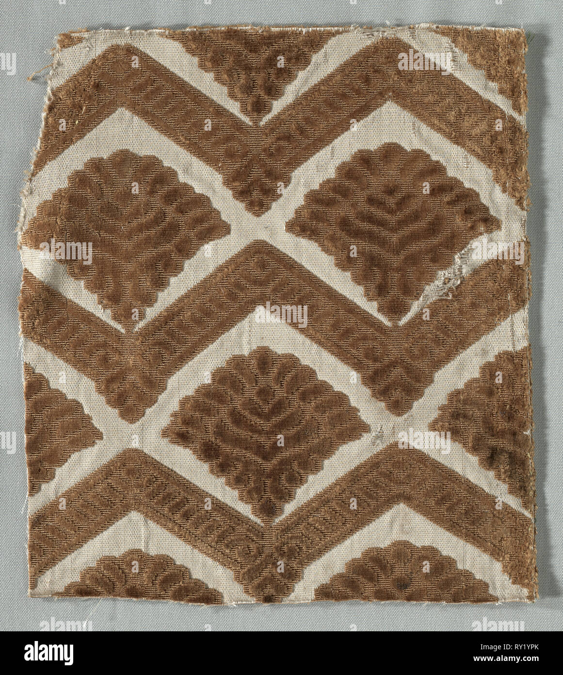 Fragmento de terciopelo, de 1600. Italia, siglo XVII. Velvet (cortados y sin cortar); seda; total: 24 x 21,3 cm (9 7/16" x 8 3/8" Foto de stock