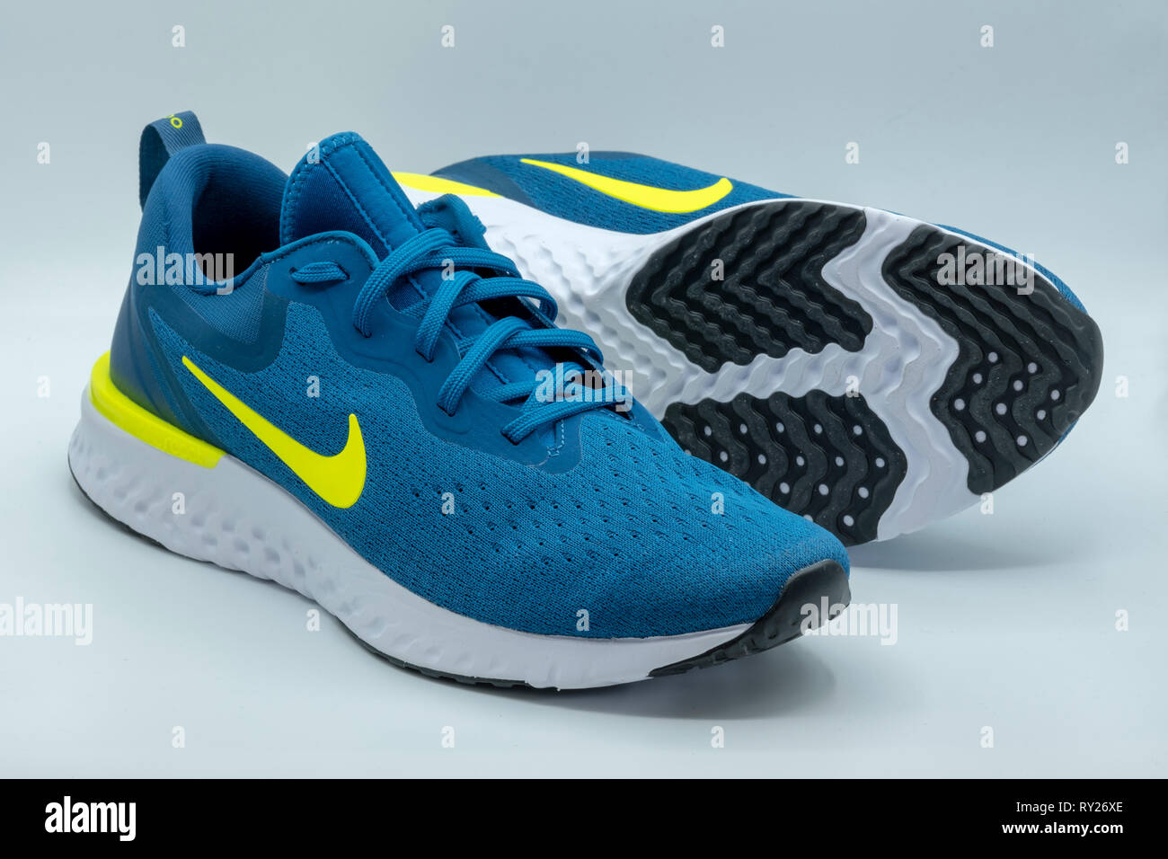 zoo enero Susceptibles a Nike Azul Odisea reaccionar zapatillas recorte aislado sobre fondo blanco  Fotografía de stock - Alamy