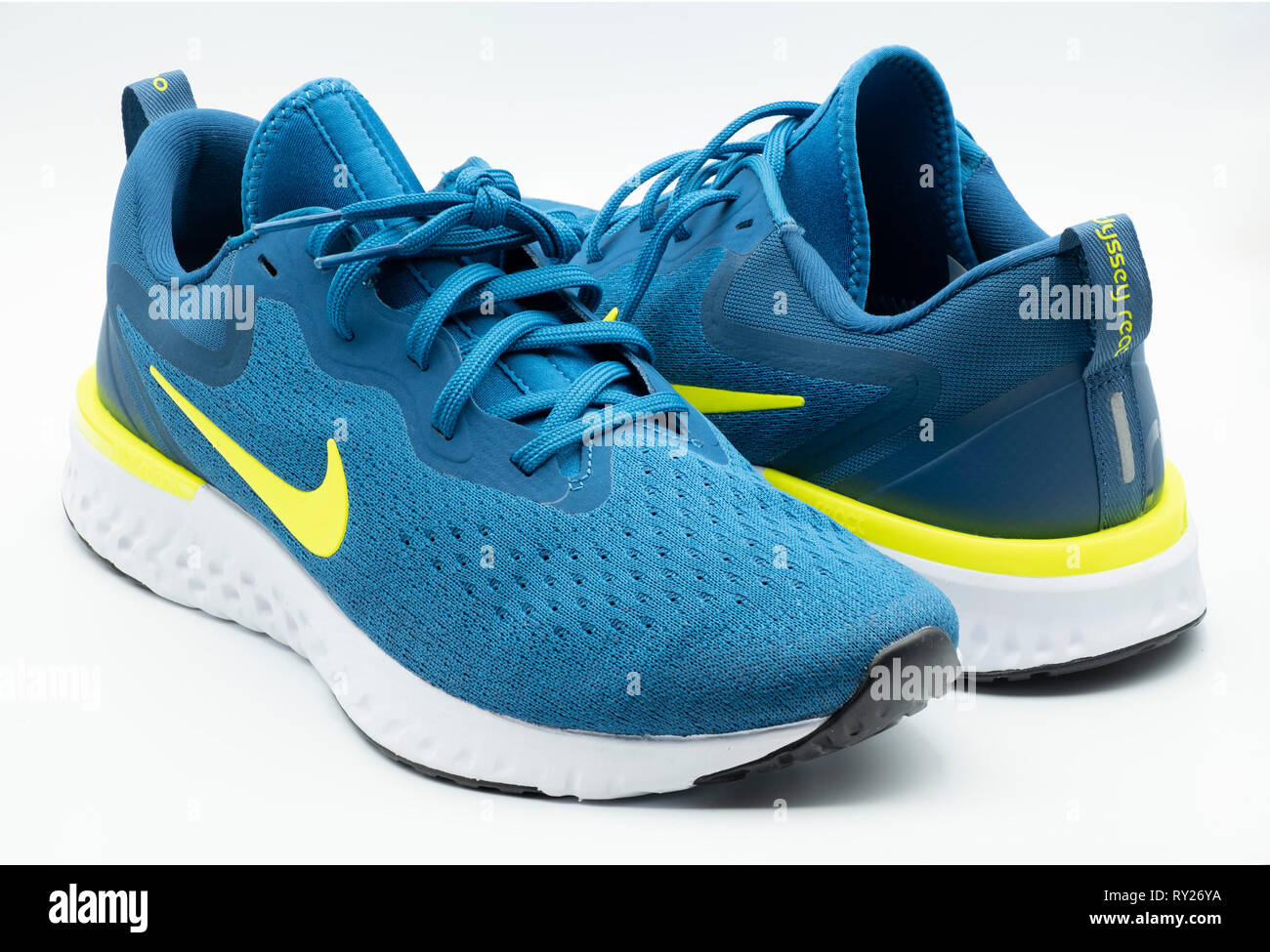Nike Azul Odisea reaccionar recorte aislado sobre fondo blanco Fotografía de -