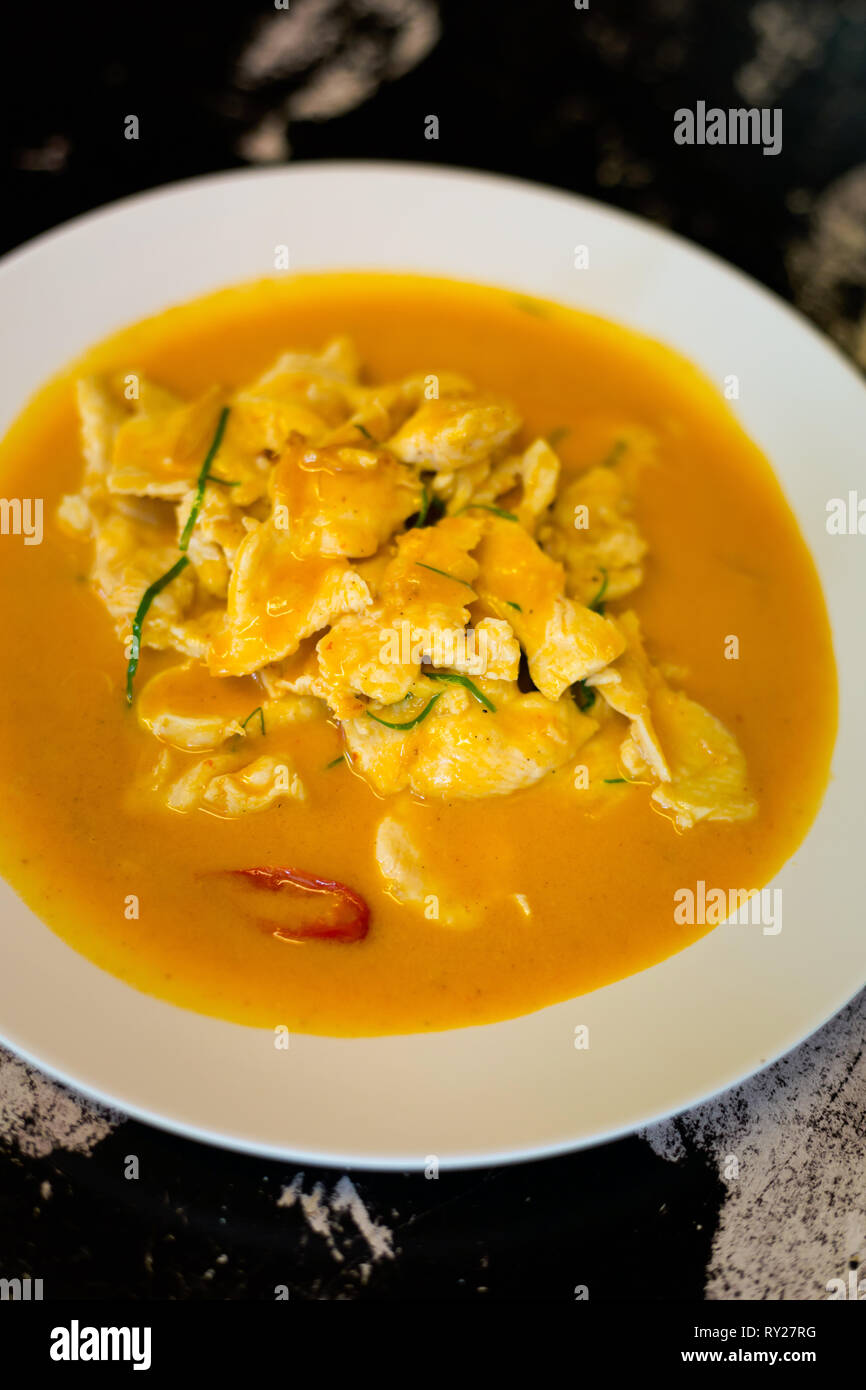 Curry Panang calientes cocinados frescos. Imagen de cocina tailandesa tradicional hecha de ingredientes frescos, tomada en un restaurante local. Foto de stock