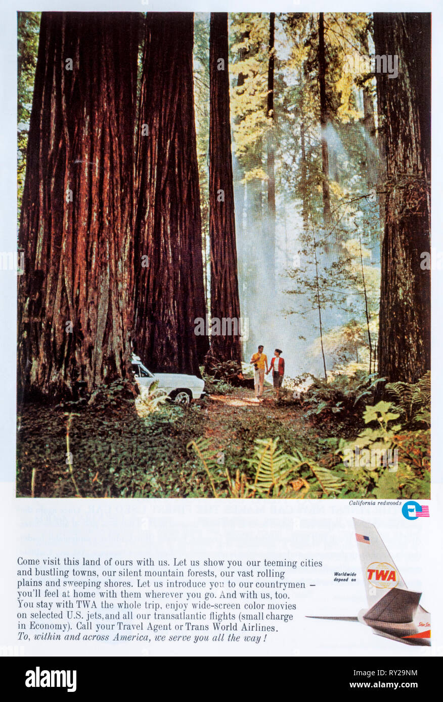 Una revista de 1966 anuncio publicitario con vuelo TWA. Foto de stock