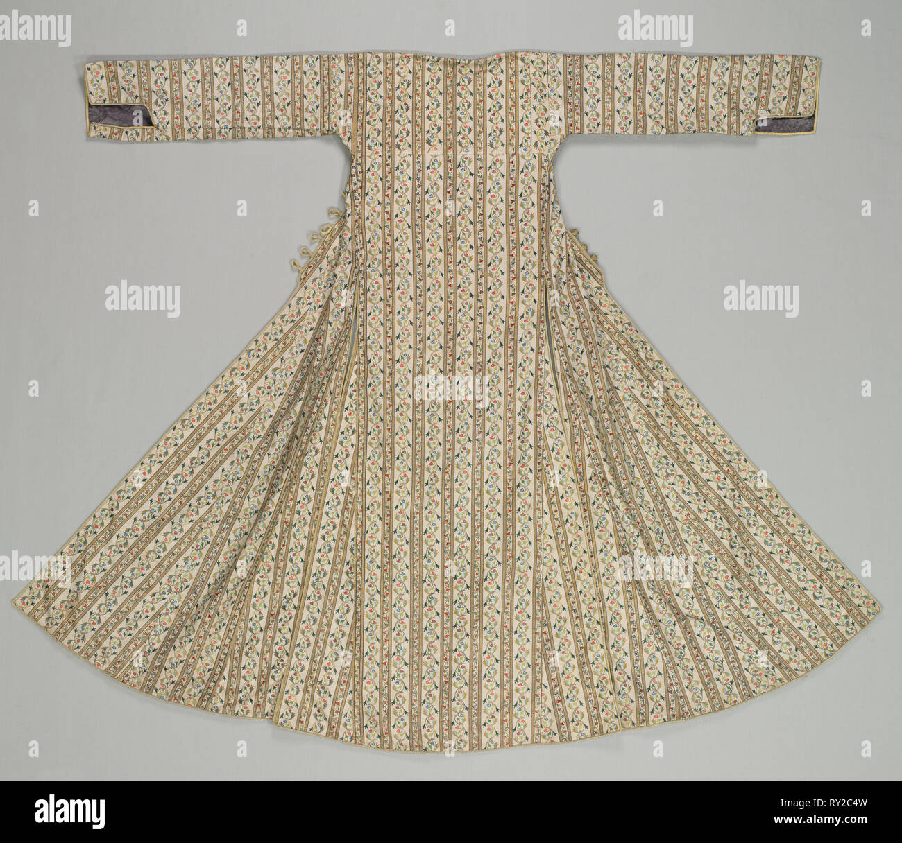 Vestido de mujer, 1800. Turquía. Tela a rayas; ligamento tafetán: seda; bordados, cadena de puntada: seda; total: 149,9 x 157,5 cm (59 x 62 Foto de stock