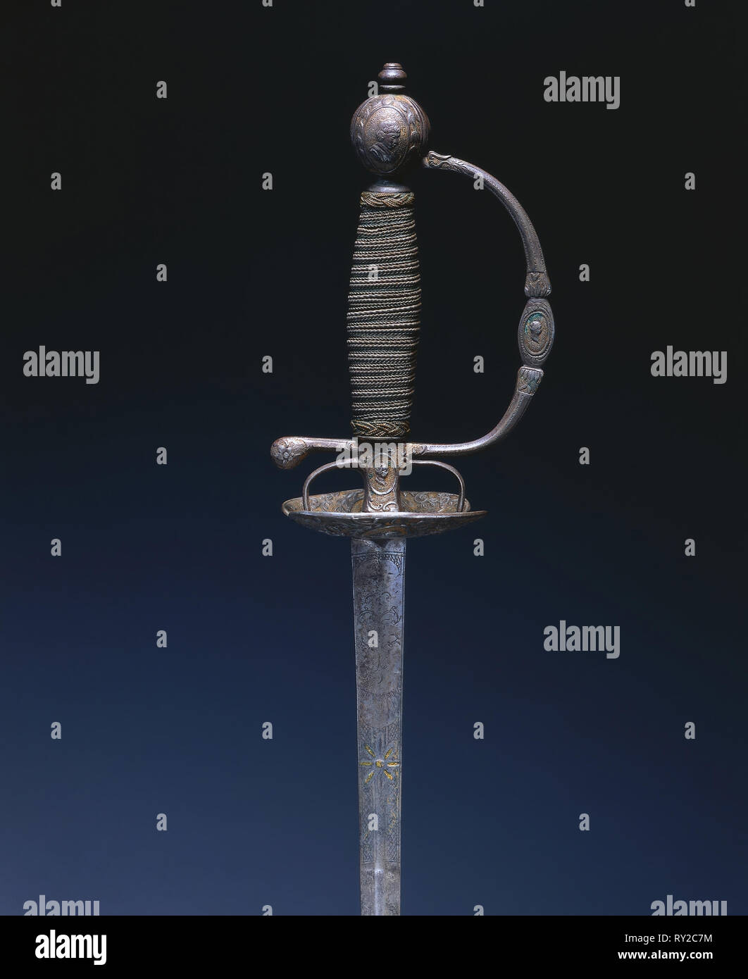 La pequeña espada, c. 1750-1770. Francia, París, siglo XVIII. Acero, dorada  con madera; total: 103,2 cm (40 5/8 "); Cuchilla: 86 cm (33 7/8 ");  guardia: 7 cm (2 3/4 Fotografía de stock - Alamy