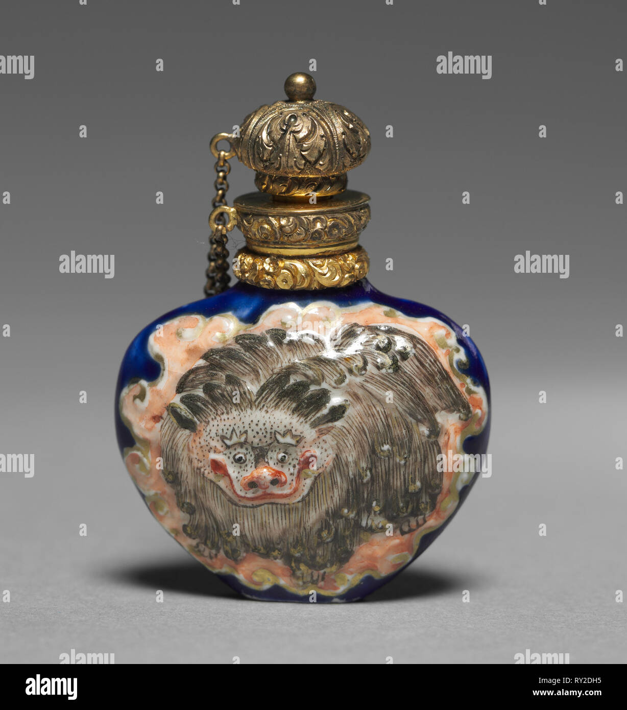 Botella de Perfume, de 1800. Francia, siglo XIX. Porcelana con oro o  montajes metálicos dorados; total: 5,6 x 3,9 cm (2 3/16 x 1 9/16 pulg  Fotografía de stock - Alamy