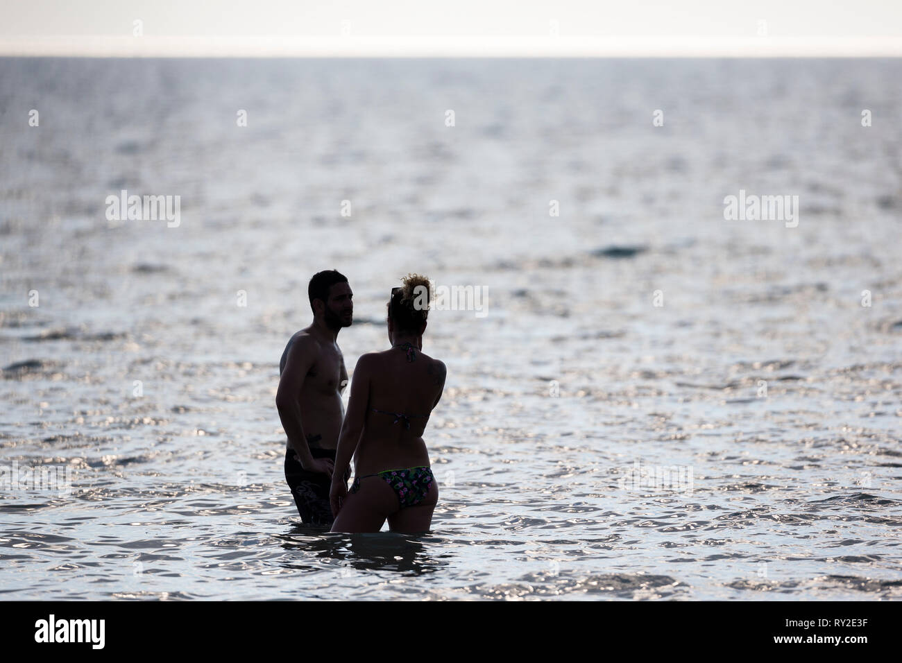 Ein Paar steht im Wasser am Golf von Mexiko bei THEMENBILD Florida, 06.02.2017 Bildnachweis: Mario Hommes / Fotografía HH Foto de stock