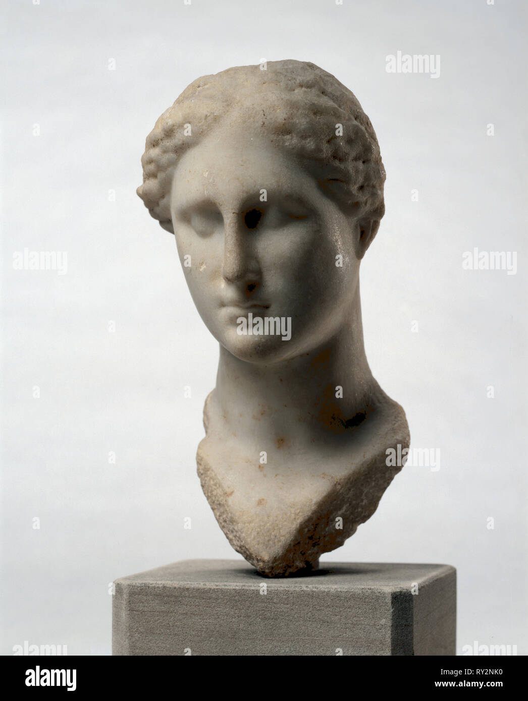 Cabeza de Afrodita, 325-100 A.C. Grecia, el estilo de finales de 4º - 2º siglo A.C. Mármol; total: 27,5 cm (10 13/16 Foto de stock