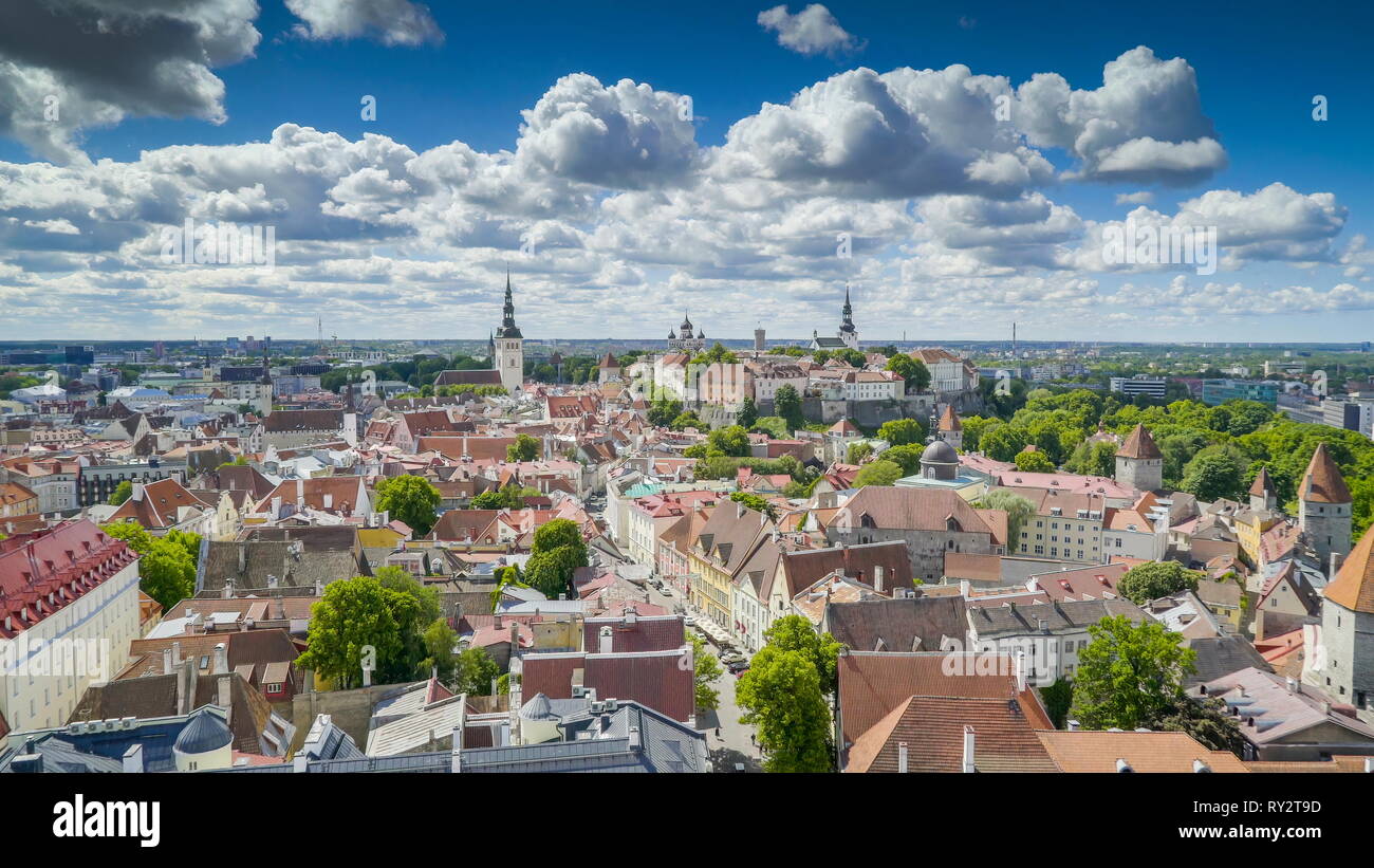 La vista horizontal de la toma aérea de la vieja ciudad de Tallin. Ver son las arquitecturas y los edificios y las nubes blancas en el cielo Foto de stock