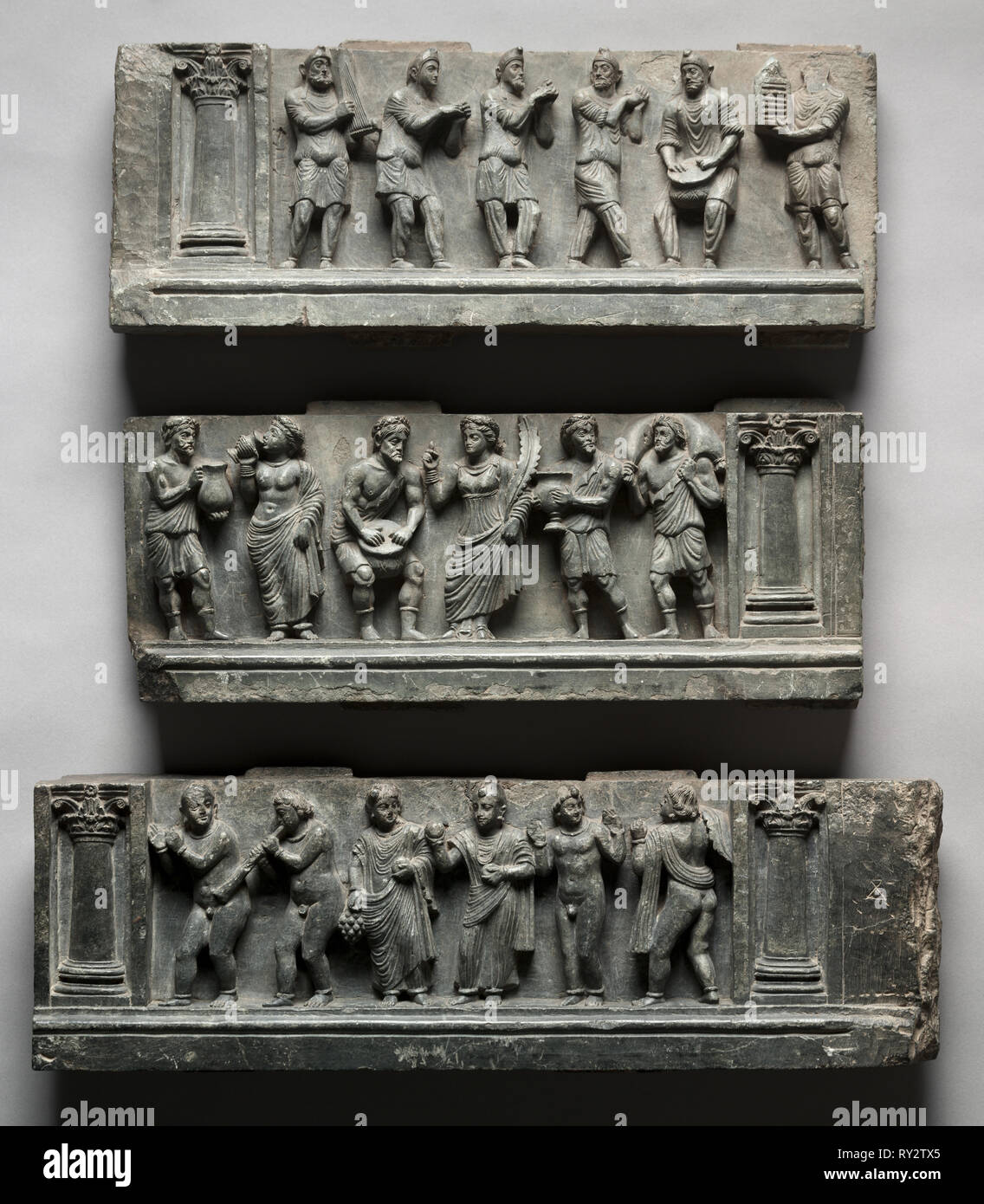 Intoxicada Socorro, 1-100. Pakistán, Gandhara, zona Buner, a comienzos del periodo kushan AD (1-320). Esquisto; total: 49,6 x 150,5 cm (19 1/2 x 59 1/4 pulg.); primera sección: 17,1 x 44,5 cm (6 3/4 x 17 1/2 in.); la segunda sección: 16,5 x 53 cm (6 1/2 x 20 7/8 in.); la tercera sección: 16 x 53 cm (6 5/16 x 20 7/8" Foto de stock